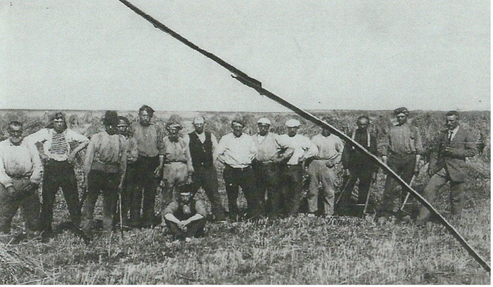 Op de foto is het werkvolk van Ten Cate te zien. Hijzelf staat helemaal rechts.
